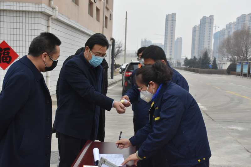市城管局劉云飛局長一行蒞臨忻州市水務(wù)有限責(zé)任公司污水處理分公司檢查疫情防控及復(fù)工復(fù)產(chǎn)工作情況。.jpg