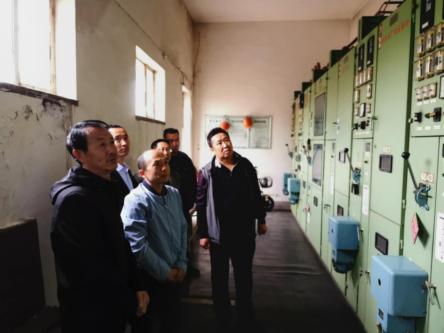 公司總經(jīng)理王建人在供水、污水生產(chǎn)一線開展風(fēng)險隱患排查.jpg