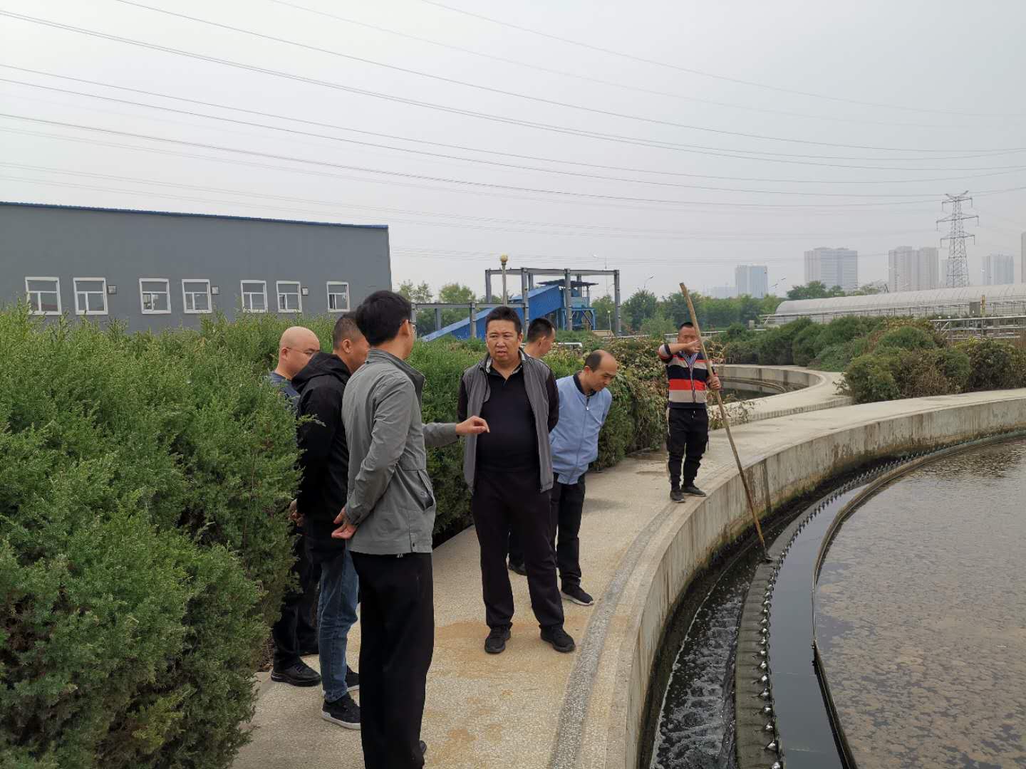 公司總經(jīng)理王建人在供水、污水生產(chǎn)一線開展風(fēng)險隱患排查 (2).jpg